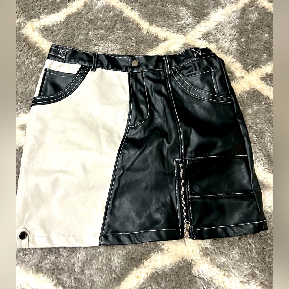 Great condition black-and-white mini skirt